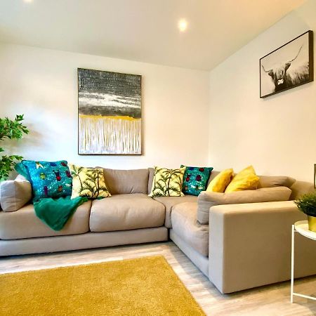 Brand New 2022 Beautiful & Stylish 2 Bedroom Apartment! - 5 Minute Walk To The Best Beach! - Great Location - Free Parking - Fast Wifi - Smart Tv - Sleeps Up To 4! Close To Bournemouth & Poole Town Centre & Sandbanks Exterior foto