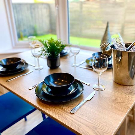 Brand New 2022 Beautiful & Stylish 2 Bedroom Apartment! - 5 Minute Walk To The Best Beach! - Great Location - Free Parking - Fast Wifi - Smart Tv - Sleeps Up To 4! Close To Bournemouth & Poole Town Centre & Sandbanks Exterior foto