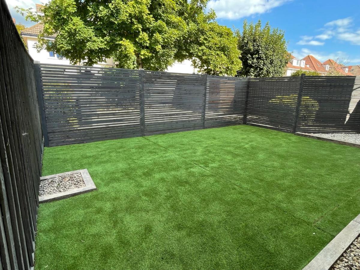 Brand New 2022 Beautiful & Stylish 2 Bedroom Apartment! - 5 Minute Walk To The Best Beach! - Great Location - Free Parking - Fast Wifi - Smart Tv - Sleeps Up To 4! Close To Bournemouth & Poole Town Centre & Sandbanks Exterior foto