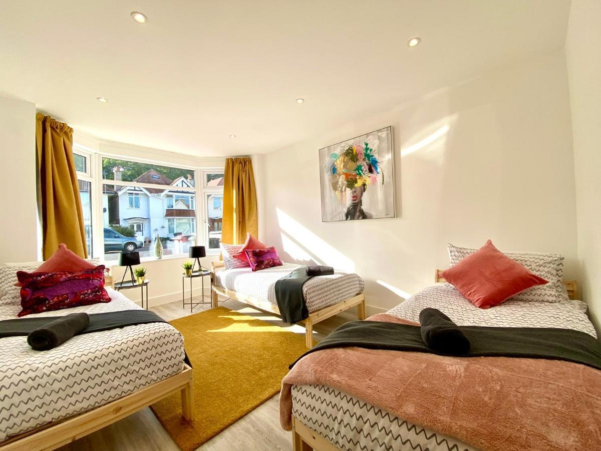Brand New 2022 Beautiful & Stylish 2 Bedroom Apartment! - 5 Minute Walk To The Best Beach! - Great Location - Free Parking - Fast Wifi - Smart Tv - Sleeps Up To 4! Close To Bournemouth & Poole Town Centre & Sandbanks Exterior foto