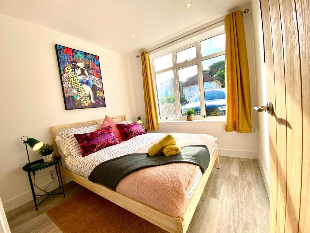Brand New 2022 Beautiful & Stylish 2 Bedroom Apartment! - 5 Minute Walk To The Best Beach! - Great Location - Free Parking - Fast Wifi - Smart Tv - Sleeps Up To 4! Close To Bournemouth & Poole Town Centre & Sandbanks Exterior foto