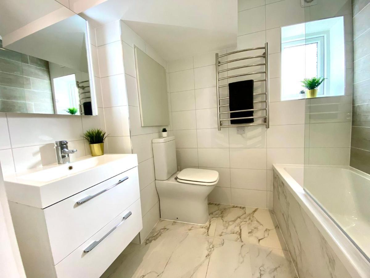 Brand New 2022 Beautiful & Stylish 2 Bedroom Apartment! - 5 Minute Walk To The Best Beach! - Great Location - Free Parking - Fast Wifi - Smart Tv - Sleeps Up To 4! Close To Bournemouth & Poole Town Centre & Sandbanks Exterior foto