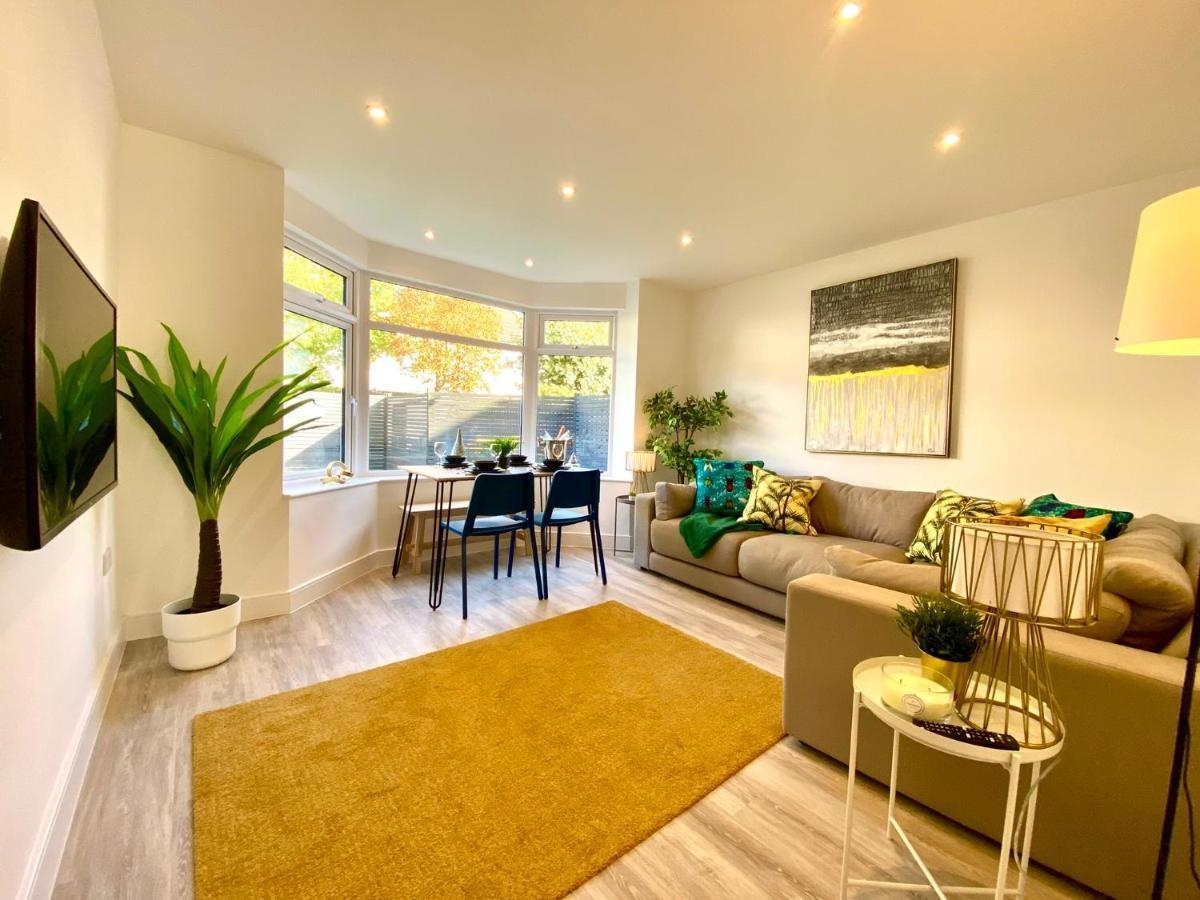 Brand New 2022 Beautiful & Stylish 2 Bedroom Apartment! - 5 Minute Walk To The Best Beach! - Great Location - Free Parking - Fast Wifi - Smart Tv - Sleeps Up To 4! Close To Bournemouth & Poole Town Centre & Sandbanks Exterior foto
