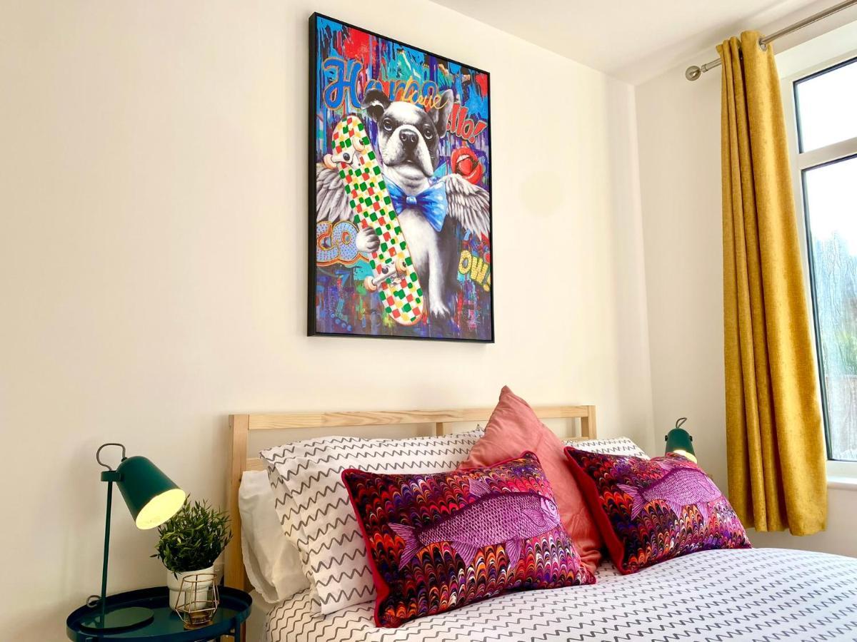 Brand New 2022 Beautiful & Stylish 2 Bedroom Apartment! - 5 Minute Walk To The Best Beach! - Great Location - Free Parking - Fast Wifi - Smart Tv - Sleeps Up To 4! Close To Bournemouth & Poole Town Centre & Sandbanks Exterior foto