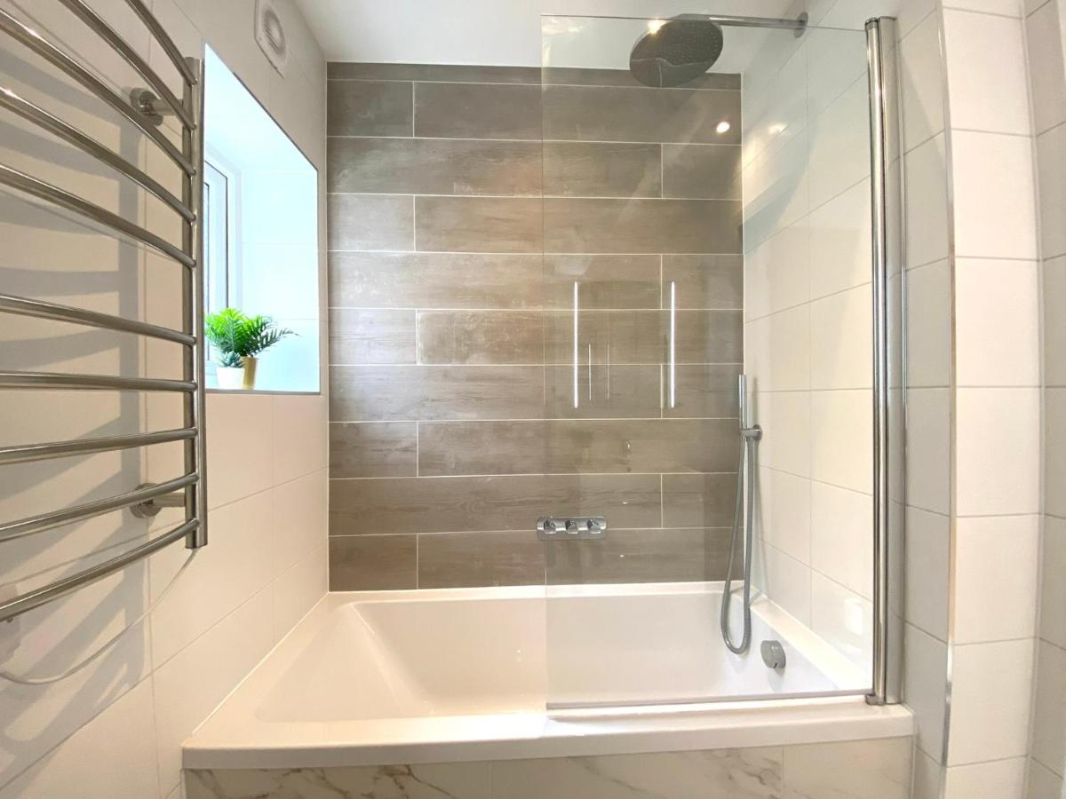 Brand New 2022 Beautiful & Stylish 2 Bedroom Apartment! - 5 Minute Walk To The Best Beach! - Great Location - Free Parking - Fast Wifi - Smart Tv - Sleeps Up To 4! Close To Bournemouth & Poole Town Centre & Sandbanks Exterior foto