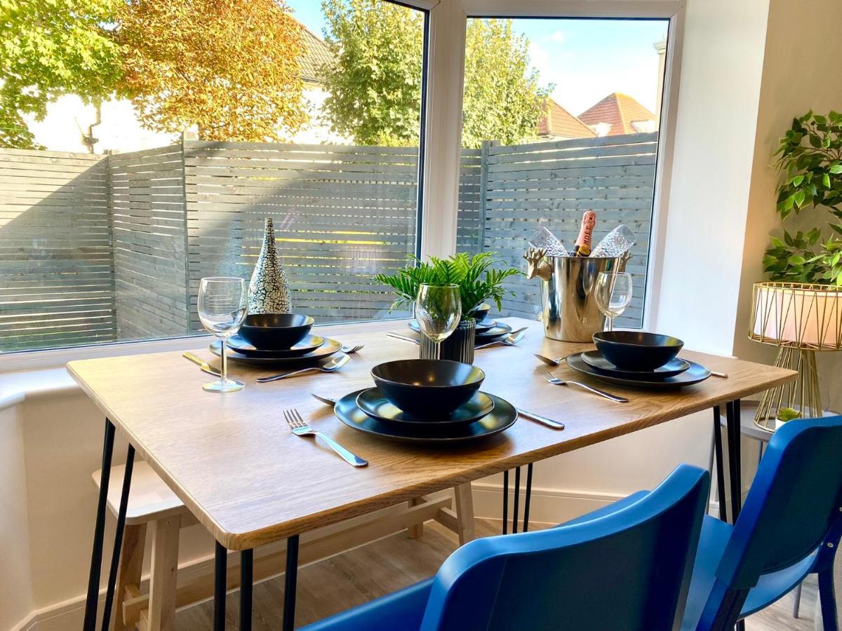 Brand New 2022 Beautiful & Stylish 2 Bedroom Apartment! - 5 Minute Walk To The Best Beach! - Great Location - Free Parking - Fast Wifi - Smart Tv - Sleeps Up To 4! Close To Bournemouth & Poole Town Centre & Sandbanks Exterior foto