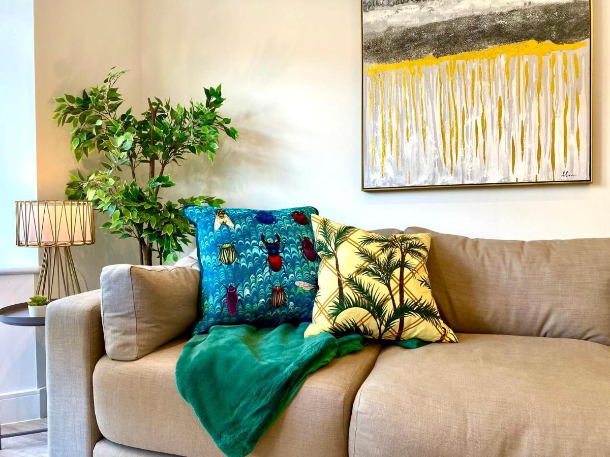 Brand New 2022 Beautiful & Stylish 2 Bedroom Apartment! - 5 Minute Walk To The Best Beach! - Great Location - Free Parking - Fast Wifi - Smart Tv - Sleeps Up To 4! Close To Bournemouth & Poole Town Centre & Sandbanks Exterior foto